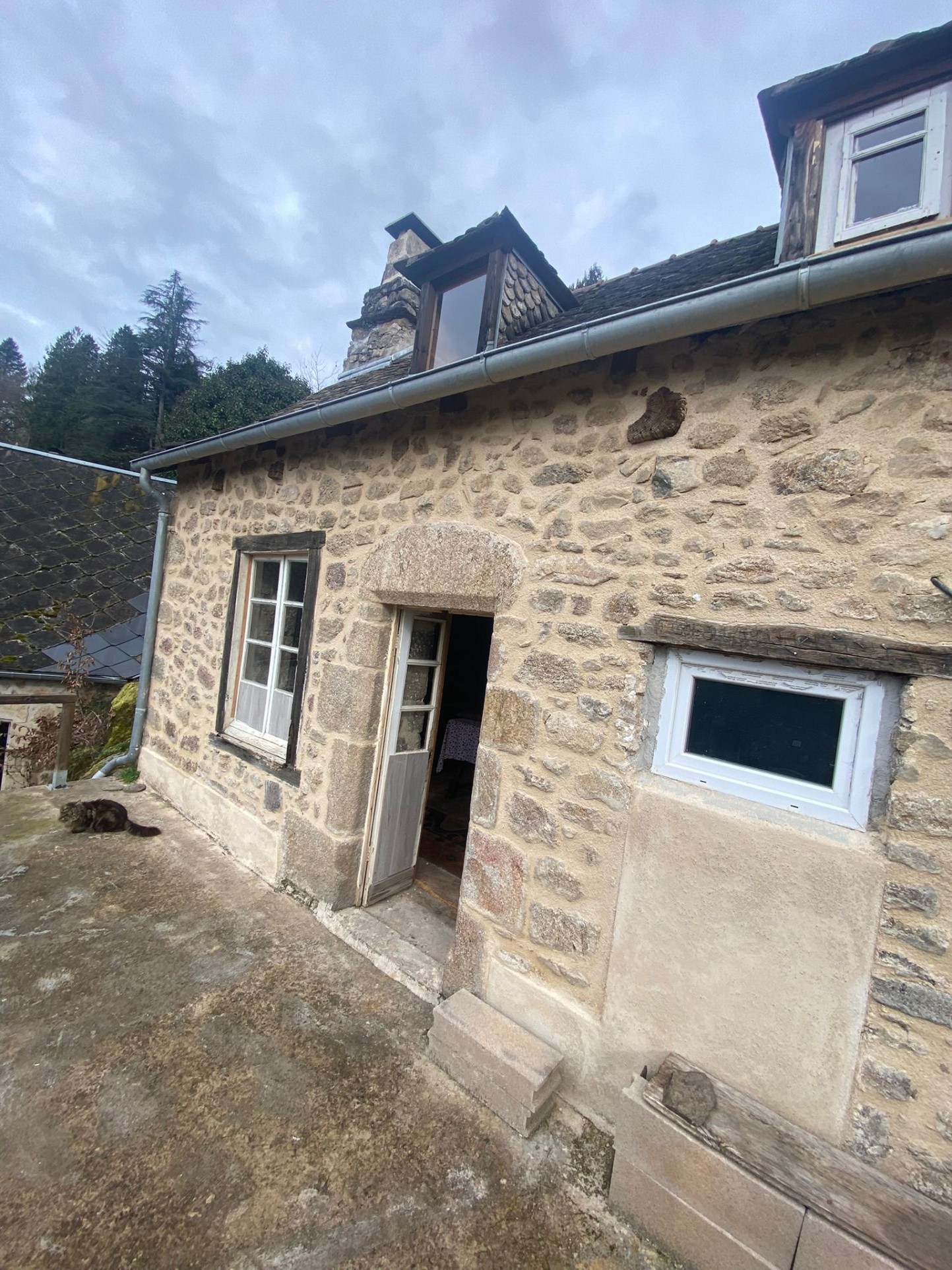 Maison traditionnelle de village avec une deuxième habitatio
